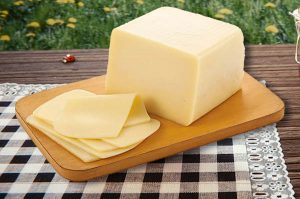 Queijo muçarela fresco durante o processo de fabricação