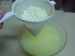 Soro do leite Soro de leite em recipiente transparente