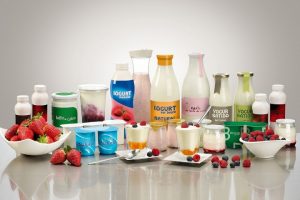 Imagem de iogurte industrial cremoso em copo transparente
