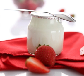 Imagem de iogurte natural cremoso em copo