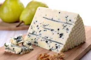 Queijos azuis Gorgonzola, Roquefort e Stilton com bordas arredondadas