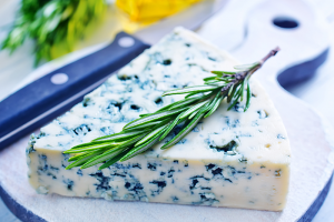 Queijo azul tradicional com textura cremosa e veias azuis